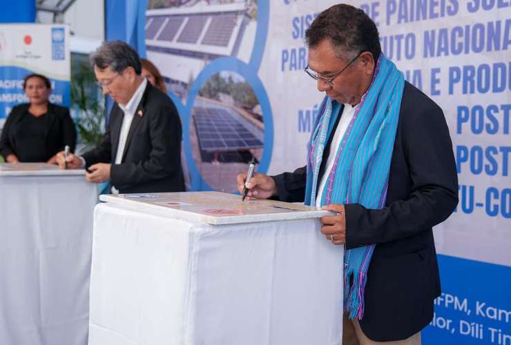 MOP-UNDP HO EMBAIXADOR JAPAUN INAUGURA SISTEMA SOLAR PAINEL SOLAR IHA INSTITUTU NASIÓNAL FARMASIA NO PRODUTU MÉDIKU INKLUI SENTRU SAÚDE BOBE NO SENTRU SAÚDE HATU-CONAN