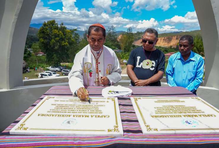 MINISTRU OBRAS PÚBLIKAS AKOMPAÑIA SUA EMINENSIA DOM VIRGILIO KARDEAL DO CARMO DA SILVA INAUGURA KAPELA NOSSA SENHORA MARIA AUXILIADORA DOS CRISTÃOS SUKU SABORIA