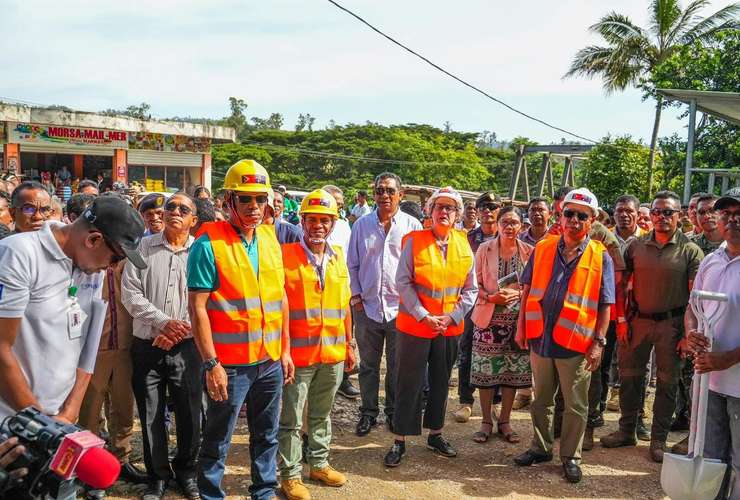 MINISTRU OBRAS PÚBLIKA HO EMBAIXADORA AUSTRALIA LANSA FATUK DAHULUK “PROJEITU DEMONSTRASAUN PAVIMENTU BETAUN REFORSADU HO FIBRA-FRC” BA ESTRADA RURAL IHA SUKU LIHU NO RAILACO CRAIC