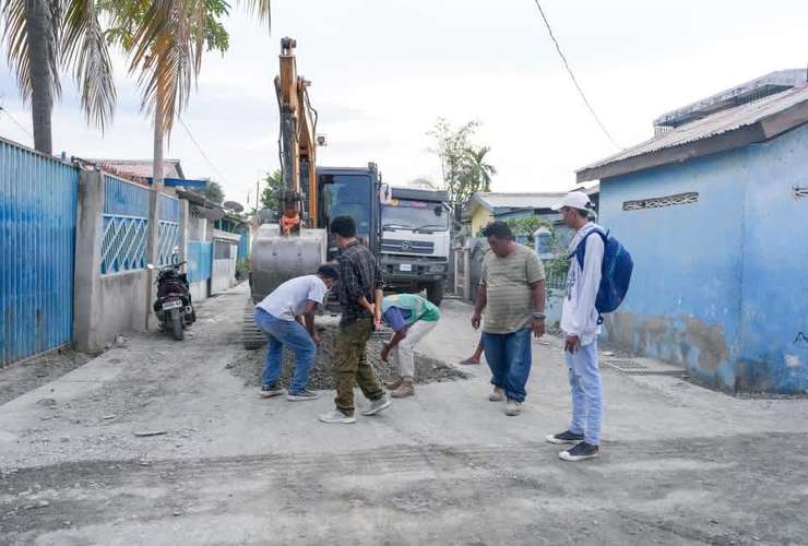 MINISTRU OBRAS PÚBLIKA ORIENTA EKIPA TEKNIKU SOBU BASE COURSE IHA PROJEITU ESTRADA URBANA AIMUTIN