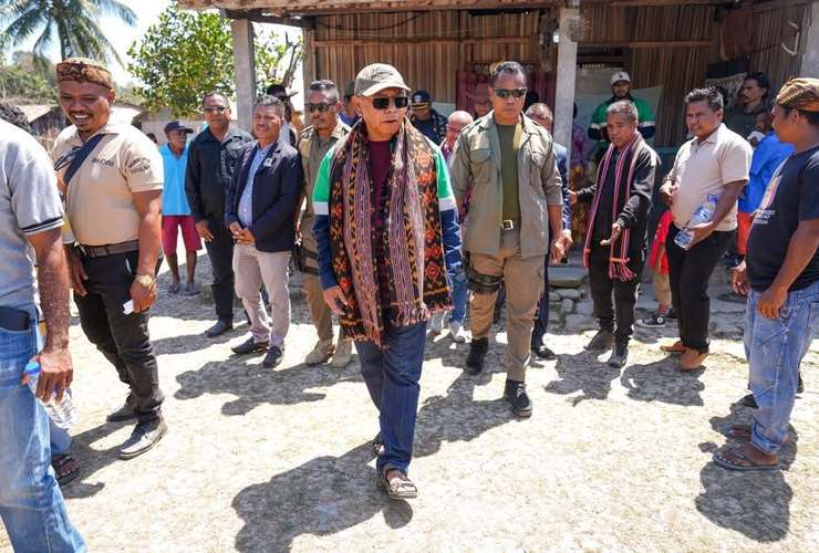 UMA-KAIN 204 HOSI ALDEIA HAAT IHA SUKU BECO ASESU ONA ELETRISIDADE HAFOIN MINISTRU OBRAS PÚBLIKA BA INAUGURA
