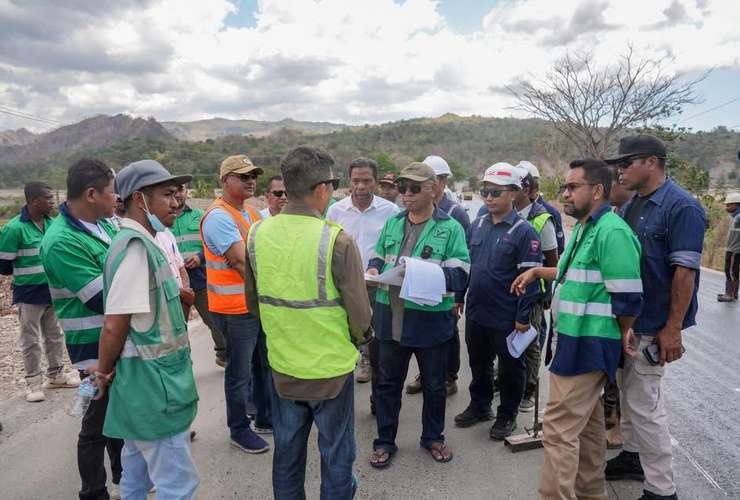 MINISTRU OBRAS PÚBLIKA HO PREZIDENTE KOMISAUN (E) PARLAMENTU NASIONAL AKOMPAÑIA HOSI EKIPA TEKNIKU MOP MONITORIZA PROJEITU ESTRADA NASIONAL MALIANA-NUNURA PAKOTE I-II NO ESTRADA URBANA MALIANA LARAN